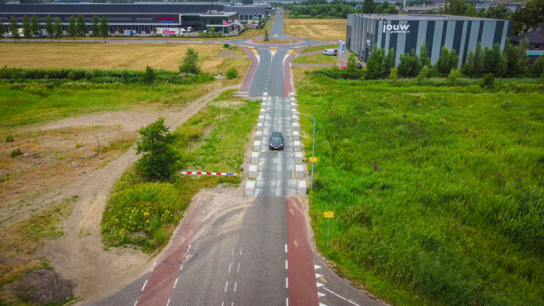 Heiloo denkt aan rechtszaak om ‘stratenmaker’ illegale Middenweg aan tafel te krijgen