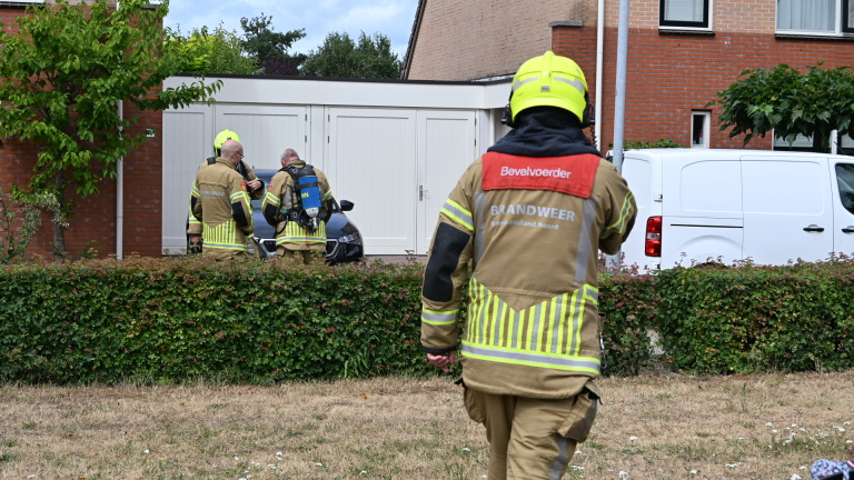 Straat afgesloten door gaslek in Limmen: vier woningen ontruimd