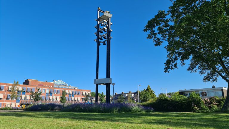 “Na de zomer weer genieten”: reparatie carillon in Oudorp laat op zich wachten