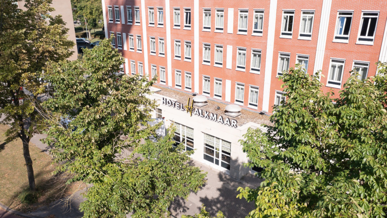 Alkmaar spreekt COA aan op nieuwe plaatsing in hotel: “Niet in lijn met wat we hebben besproken.”