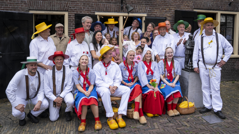 Oud-kaaswethouder Anjo van de Ven mag nu zelf de kaasbel luiden: “Een herinnering voor het leven”
