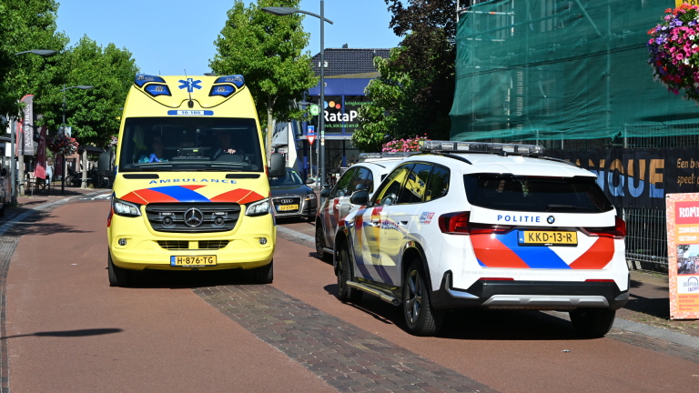 Motor botst op terras in centrum van Castricum