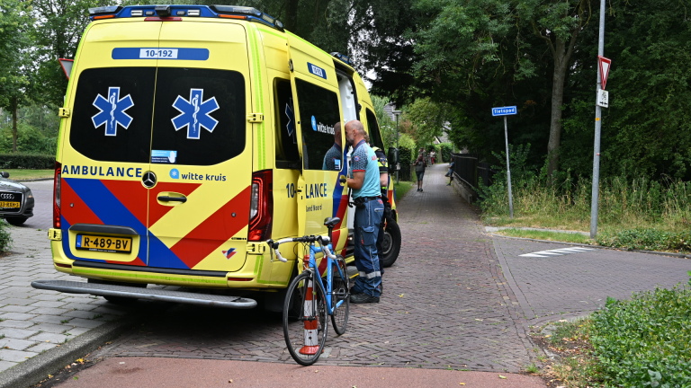 Automobilist rijdt door na aanrijding met fietser in Koedijk