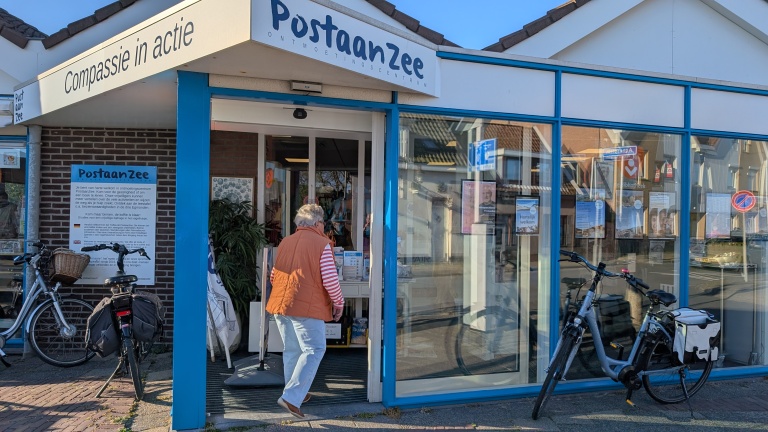 ‘Aan tafel met…’ dichteres Esther van Gelderen in PostaanZee 🗓