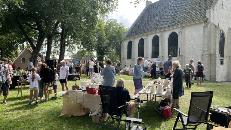 Gezellige Brocante Fair rond het Witte Kerkje van Groet 🗓