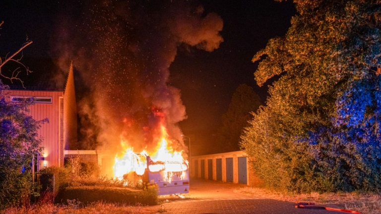 Grote brand verwoest geparkeerde caravan in Bergen