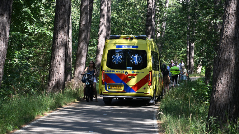 Botsing tussen fietsers in Bergen: man met spoed naar ziekenhuis