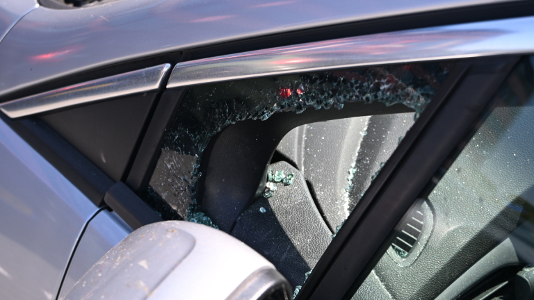 Hulpdiensten slaan ruit auto in om kindje te bevrijden