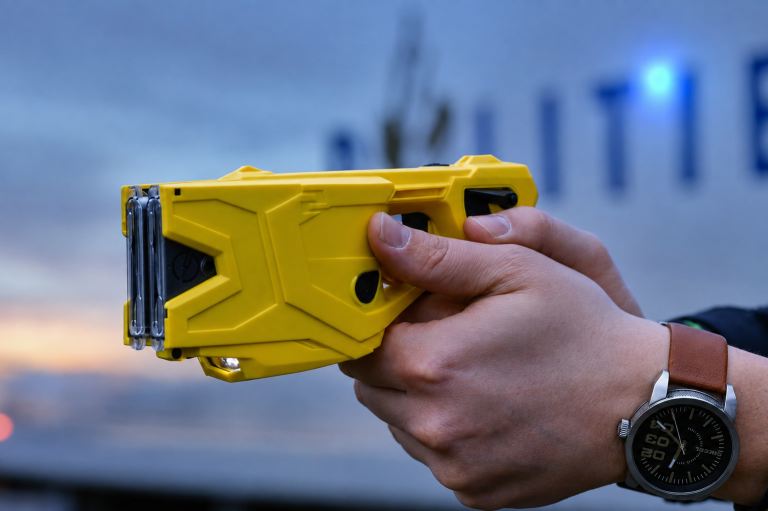 Beschonken motorrijder rijdt tijdens achtervolging door Limmen in op agent