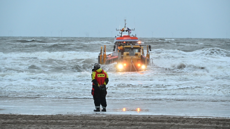 Reddingsdiensten na melding in actie tussen Wijk aan Zee en Egmond