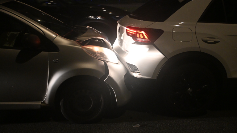 Automobilist ziet wachtende auto te laat op N245: flinke schade