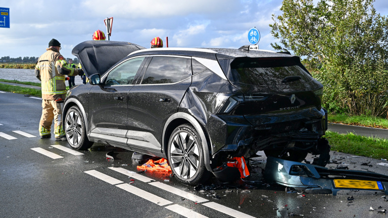 Twee gewonden bij botsing tussen drie auto’s bij Marken-Binnen