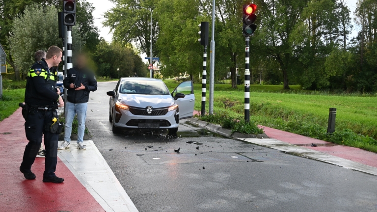 Automobilist rijdt zich vast op beweegbare paal in Sint Pancras: flinke schade en lekkage