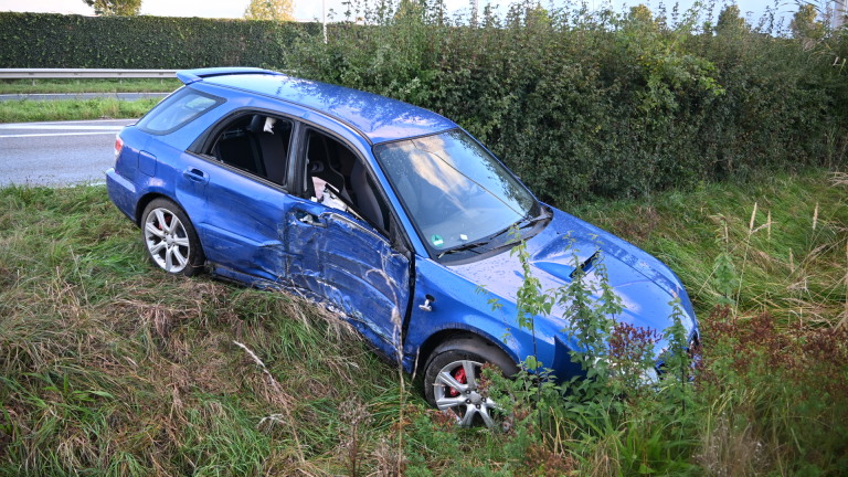 Automobilist ramt lantaarnpaal en schiet greppel in op N242 bij Heerhugowaard