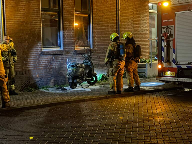 Scooterbrand geblust in Noord-Scharwoude voordat brandweer arriveert