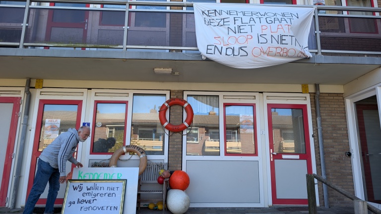 Bewoners Dorus Rijkersflat houden vol: “Sloop is overbodig en ongewenst”