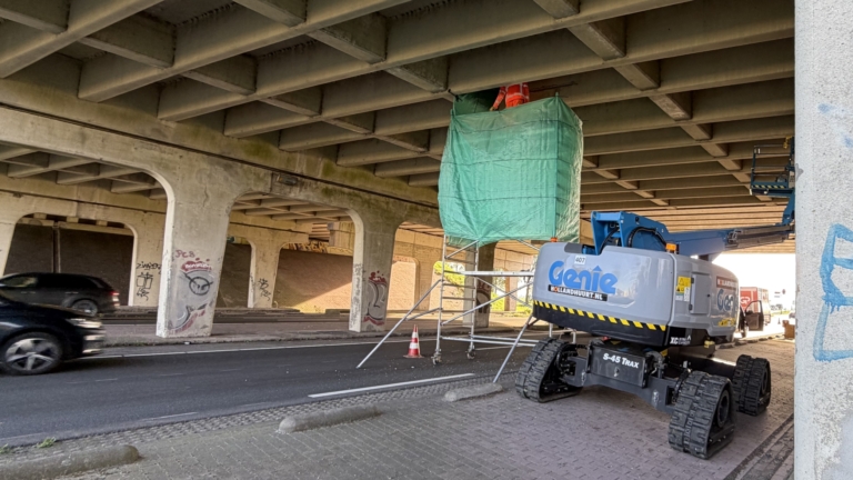 Op zoek naar waterstofverbrossing: staalmonsters uit A9-viaduct gehaald