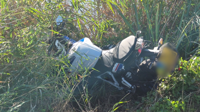 Motorrijder belandt in sloot na botsing met auto uit uitrit bij Zuidschermer