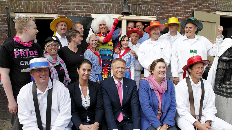 Ruud Douma's alter ego Dolly Bellefleur luidt bel Alkmaarse Kaasmarkt
