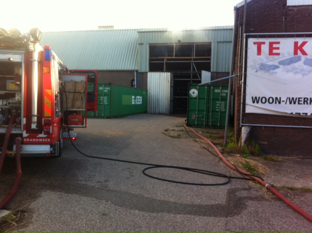 Brand in rieten kap Stolpboerderij Sint Maartensvlotbrug (FOTO's)