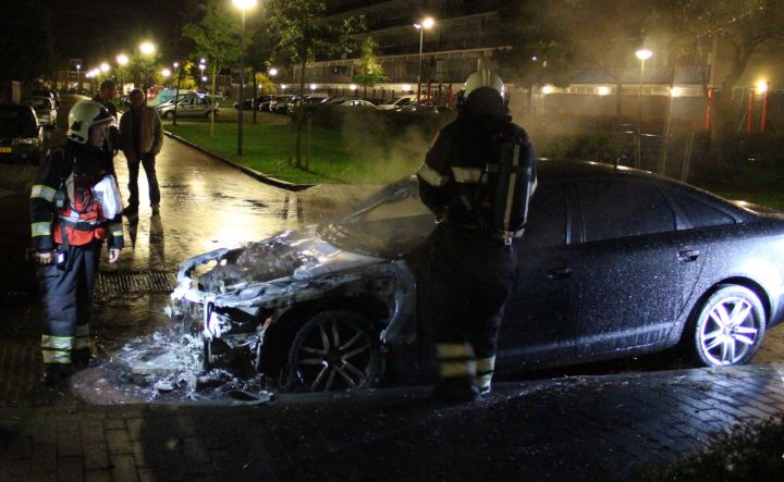 Autobrand aan de Percivalstraat (FOTO)