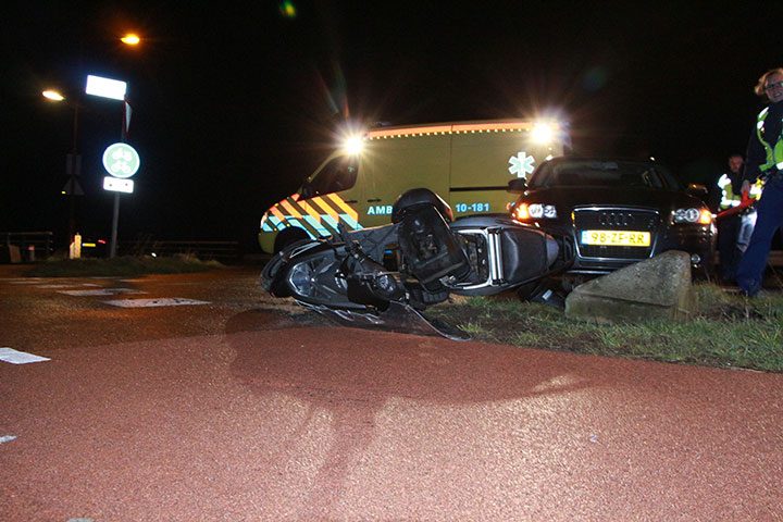 Bestuurder snorfiets ziet bocht over het hoofd (FOTO's)