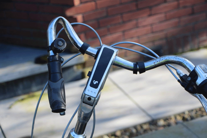 Gemene val opa met kleinkind op de fietsstang (FOTO's)