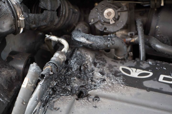 Korps Koedijk rukt voor autobrand sinds jaren weer eens overdag uit (FOTO's)