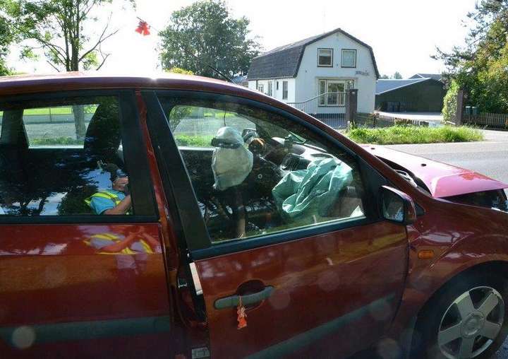 Kettingbotsing op de N242: 1 gewonde en 2 auto's total loss (FOTO'S)