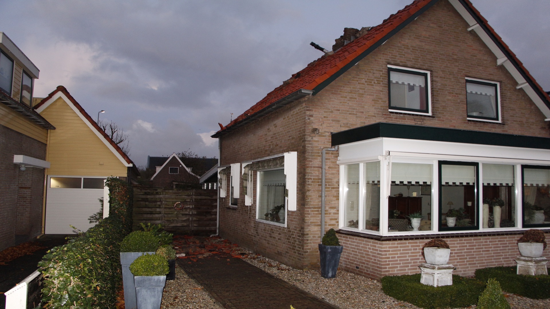 Blikseminslag veroorzaakt veel schade in Dirkshorn (FOTO'S)