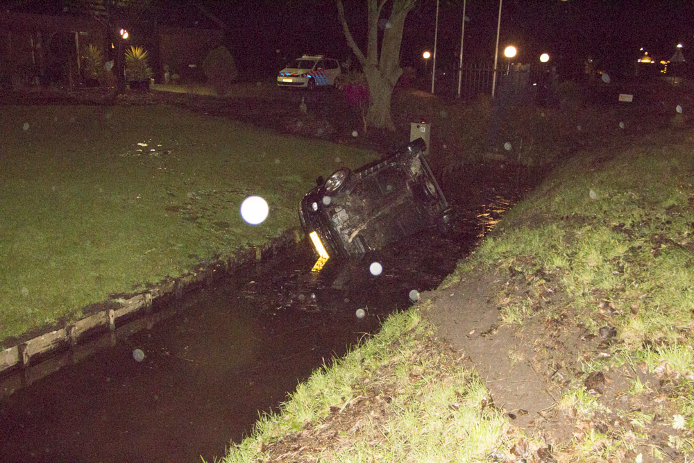 Auto door onduidelijke oorzaak te water (FOTO's)