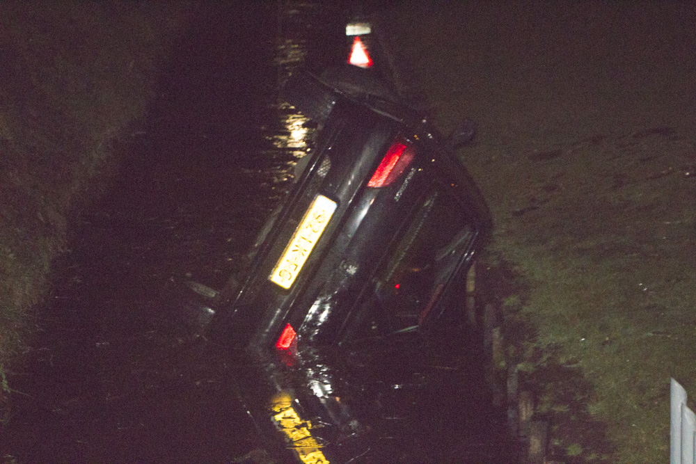 20141228 Sint Pancras auto te water aan de Helling 3 van 4