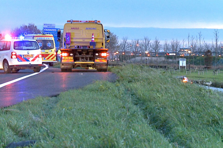Gestripte bestelbus brandend achtergelaten langs N244 (FOTO's)