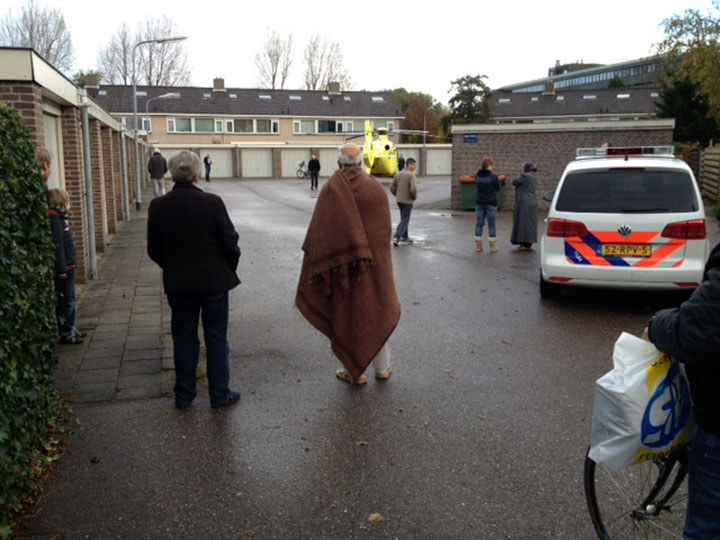 Vrouw valt met baby van trap: traumaheli landt in wijk (FOTO)