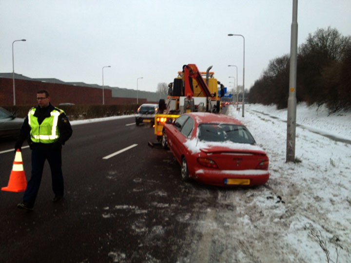 Auto verdwijnt in sloot na uitwijkmanoevre (FOTO)