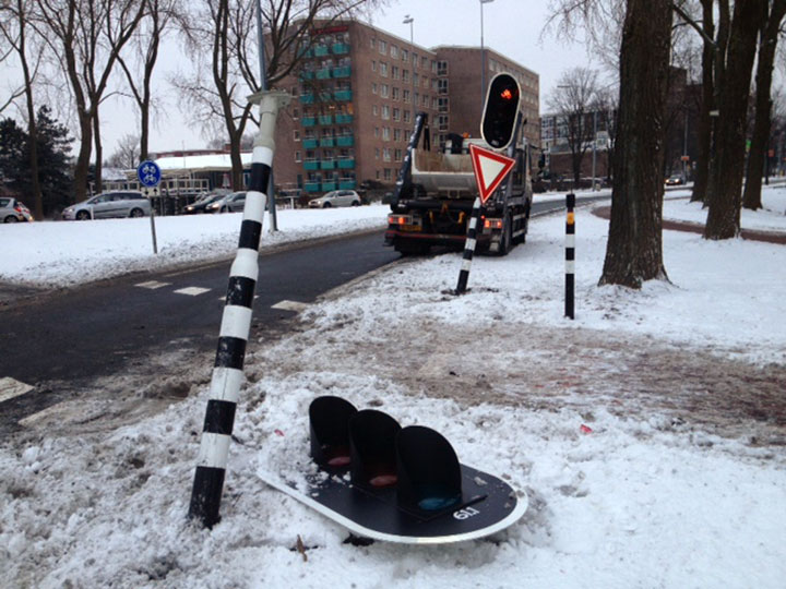 Auto gemangeld tussen vrachtwagen en verkeerslicht (FOTO)