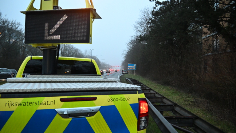 De voorkant van een beschadigde auto met een gedeukt en kapot front en ontbrekende onderdelen.