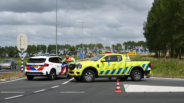 Weginspecteurs en wegwerkers bij een gele markeerwagen en servicepickup langs de snelweg met afgezette rijstrook