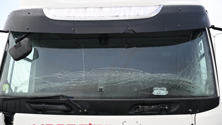 Gele weginspectievoertuigen met knipperlichten op drukke snelweg, met pijlwagen en afzetkegels in de verte