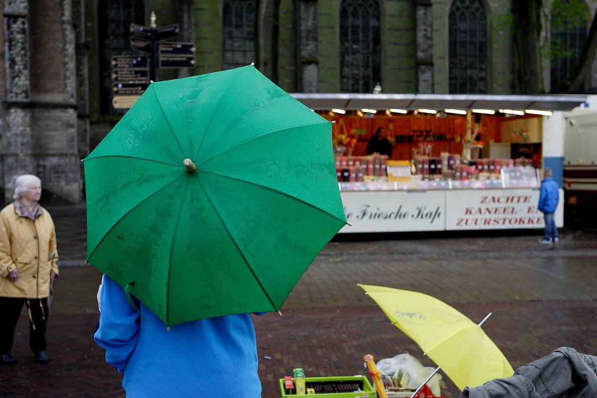 Koninginnedag 2012 van start met drukke en feestelijke vrijmarkt (FOTO's)