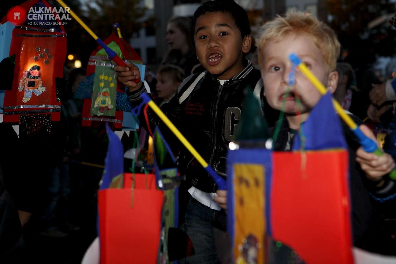 Lampionoptocht verlicht Alkmaarse binnenstad (FOTO's)