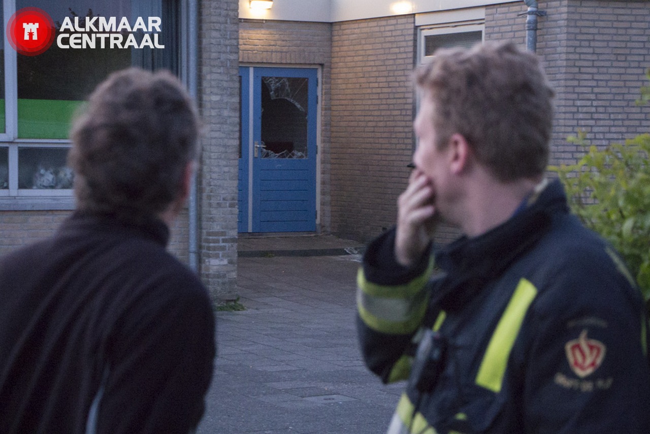Brandweer rukt uit voor rook uit dak van school (FOTO's)