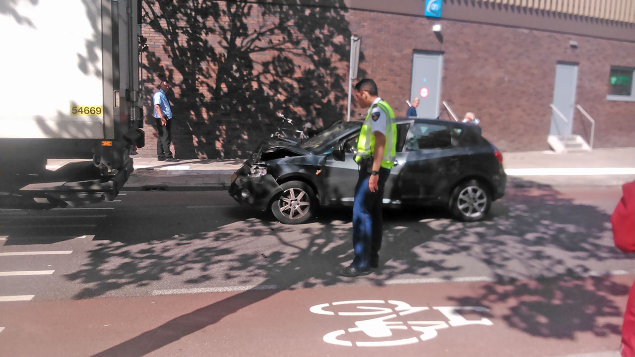 Auto klapt op vrachtwagen: één gewonde (FOTO's)