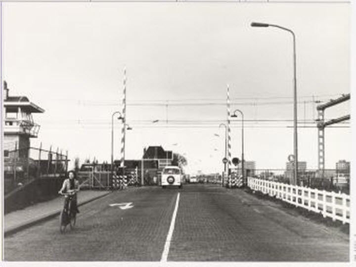 Lang gesloten spoorbomen bij kanaal zijn bron van ergernis