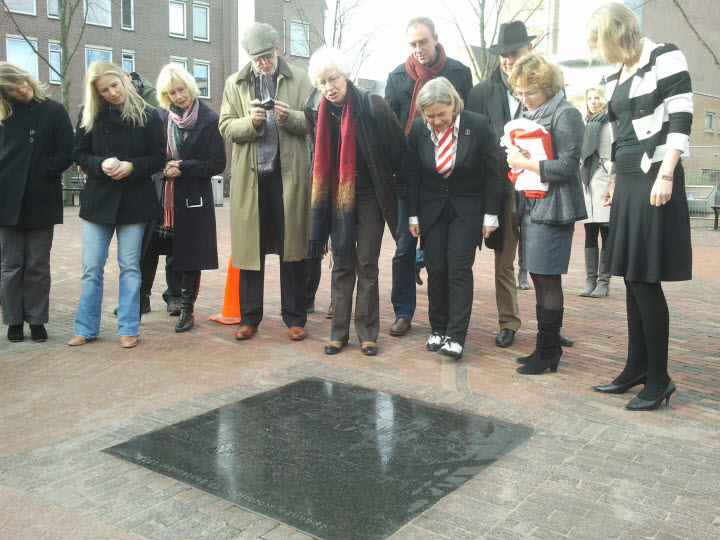 Onthulling gedenkstenen op de Paardenmarkt