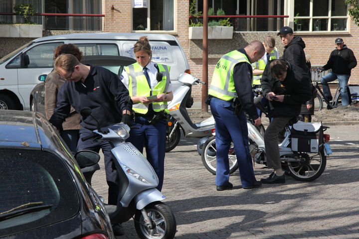 Brommercontrole op Westerweg in Alkmaar