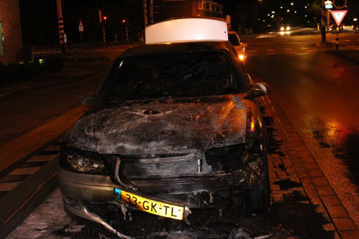 Auto vliegt spontaan in brand (FOTO)